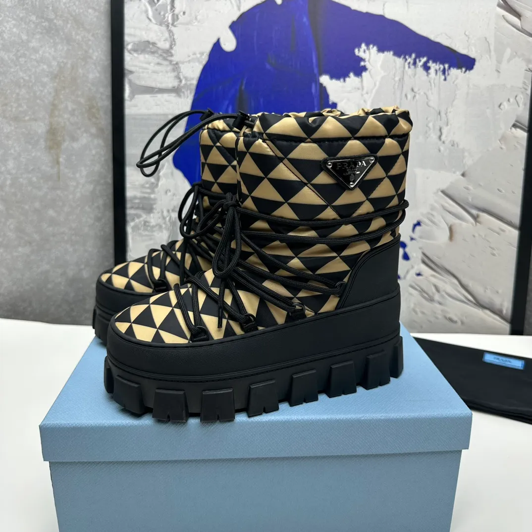 👟👟Ex-factory price 660👟👟 The highest version on the market, Prada's king style, snow boots, ski boots, chubby, so cute and cute →_→ From the Prada limited series, unique. Shiny nylon Oblique upper with criss-cross straps for an ideal fit. The boots are made of technical fabric and have a short-cut version. They can be worn in the city or in the mountains. They make the calves slimmer, taller, warmer and have a concave shape. The boots and soles use the original waterproof effect. The size is 35-40. 41Customized